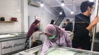 Tempat yang menjual aneka daging tersebut mengalami kenaikan omzet hingga 2 kali lipat dari hari biasanya.