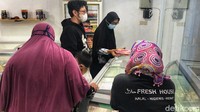 Sejumlah warga memilih daging di Halal Fresh House, Depok, Kamis (31/12/2020). 