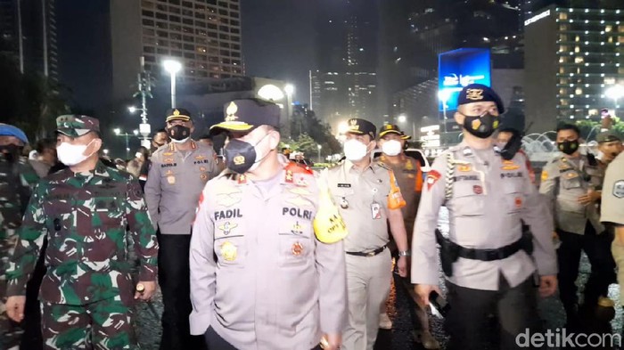 Kapolda Metro Jaya Irjen Fadil Imran bersama Wagub DKI Jakarta Ahmad Riza Patria dan Pangdam Jaya Mayjen TNI Dudung Abdurachman meninjau kawasan Bundaran HI (dok detikcom)