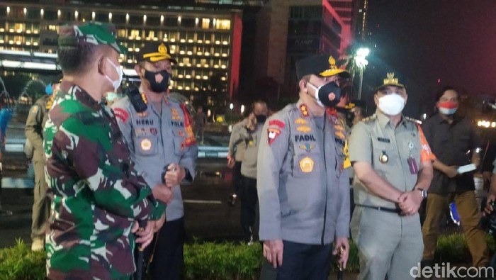 Kapolda Metro Jaya Irjen Fadil Imran bersama Wagub DKI Jakarta Ahmad Riza Patria dan Pangdam Jaya Mayjen TNI Dudung Abdurachman meninjau kawasan Bundaran HI (dok detikcom)