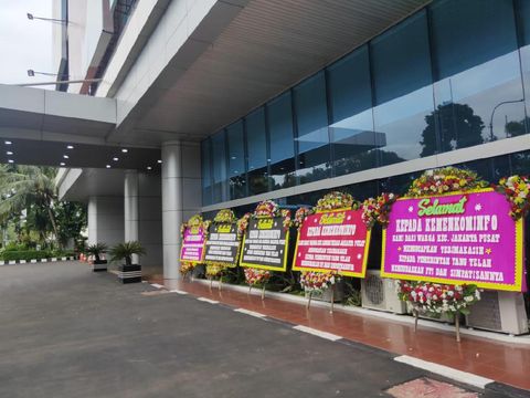 Karangan bunga ucapa selamat pembubaran FPI yang dikirimkan warga ke kantor pusat Kominfo, Jakarta, Kamis (31/12/2020).