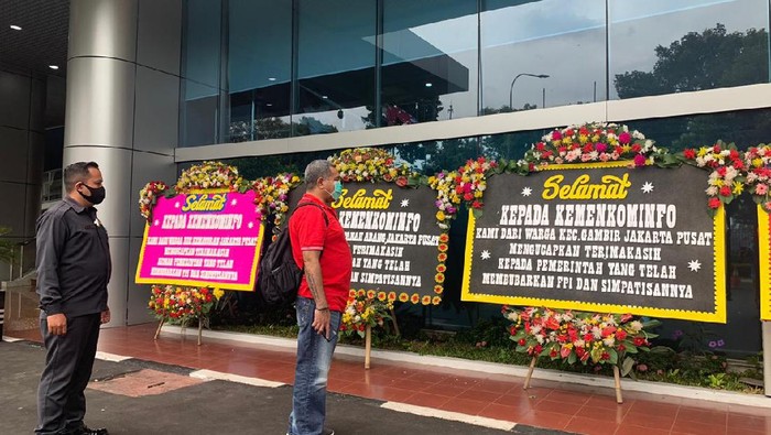 Karangan bunga ucapa selamat pembubaran FPI yang dikirimkan warga ke kantor pusat Kominfo, Jakarta, Kamis (31/12/2020).