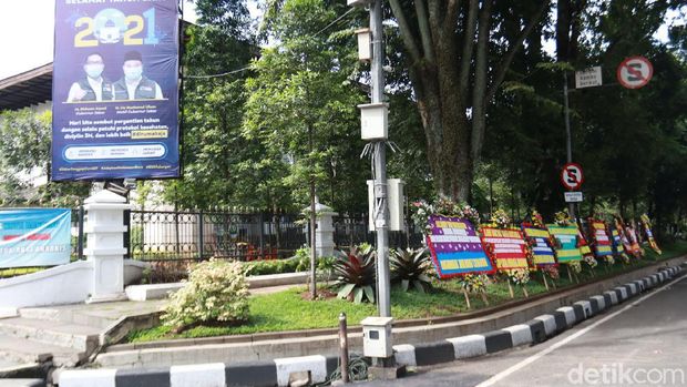 Karangan bunga hiasi Mapolda Jabar