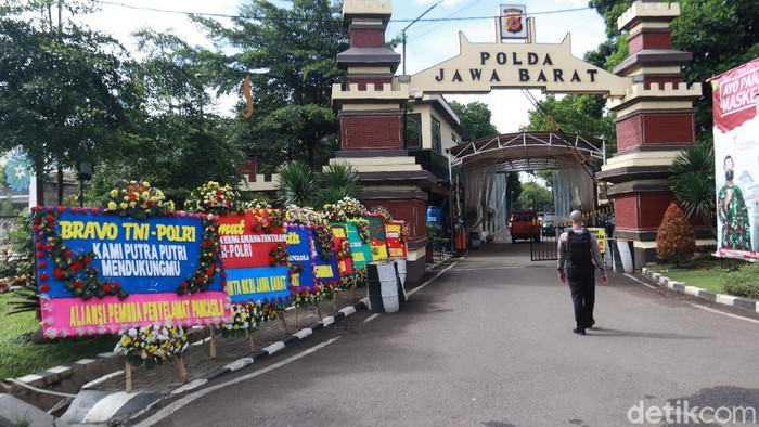 Karangan bunga hiasi Mapolda Jabar