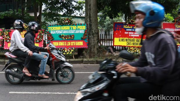 Karangan bunga hiasi Mapolda Jabar