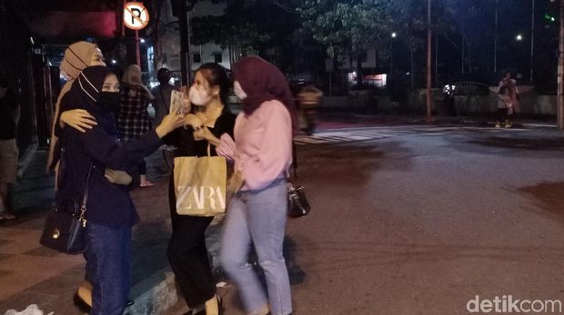 Kembang api tetap hiasi langit Jayapura-Ambon di malam tahun baru 2021 (Wilpret Siagian, Muslimin Abbas/detikcom)