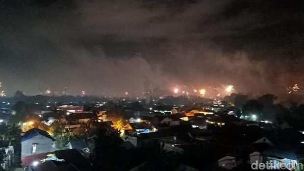 Kembang api tetap hiasi langit Jayapura-Ambon di malam tahun baru 2021 (Wilpret Siagian, Muslimin Abbas/detikcom)