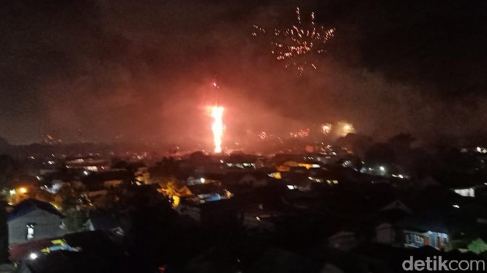 Kembang api tetap hiasi langit Jayapura-Ambon di malam tahun baru 2021 (Wilpret Siagian, Muslimin Abbas/detikcom)