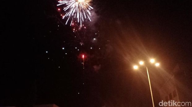 Kembang api tetap hiasi langit Jayapura-Ambon di malam tahun baru 2021 (Wilpret Siagian, Muslimin Abbas/detikcom)