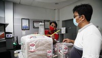 Hal itu terjadi seiring beralihnya warga membeli barang melalui produk e-commerce yang kian marak serta tidak harus keluar rumah guna mencegah penularan virus.