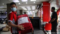Selain itu petugas JNE terus mengoptimlkan pelayanan dengan tetap menerapkan protokol kesehatan