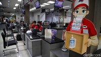 Anjuran prokes juga tersedia di berbagai sudut ruangan.
