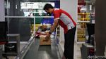 Kesibukan Pelayanan Logistik di Akhir Tahun