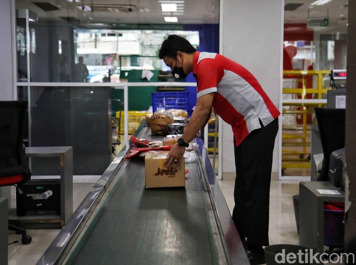 Pelayanan pengiriman logistik di tengah pandemi dan akhir tahun meningkat 85 persen. Hal itu terjadi seiring beralihnya masyarakat membeli produk e-commerce.