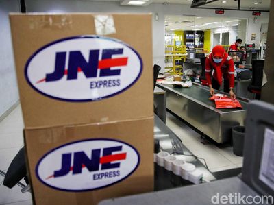 Kesibukan Pelayanan Logistik di Akhir Tahun