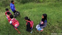Warga terutama anak-anak menerima bingkisan ulantahun dari JNE berupa tas dan peralatan tulis serta bingkisan untuk orang dewasa di lereng Merapi.