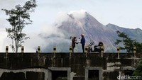 Seorang warga di Lereng Merapi, Jawa Tengah, menerima bingkisan pengiriman dari JNE.