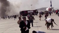 Ledakan terjadi beberapa saat setelah pesawat yang membawa menteri pemerintah baru mendarat di bandara. AP Photo.