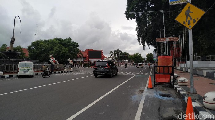 Di malam tahun baru nanti, akses menuju Alon-alon ditutup total. Tim gabungan juga akan melakukan screening pada pengendara dan membubarkan potensi konvoi sepeda motor.