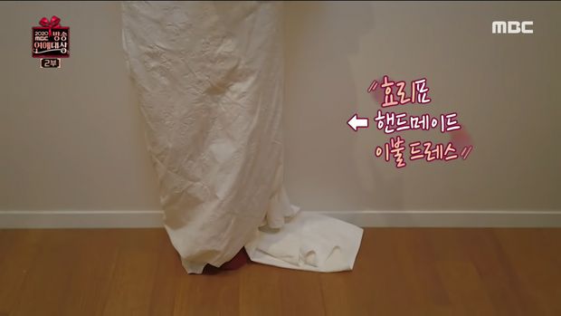Lee Hyori pakai gaun dari selimut.