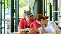 Momen kuliner mewah bersama sang suami, juga tampak pada foto ini. Irwan dan Maia mampir ke restoran mewah. Pose Maia saat menggenggam segelas air ini bikin salah fokus. Foto: Instagram @maiaestiantyreal