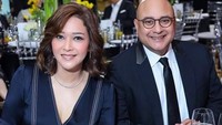 Kompak mengenakan pakaian serba hitam, Maia dan Irwan tampak elegan saat acara makan malam mewah di sebuah acara bergengsi. Foto: Instagram @maiaestiantyreal