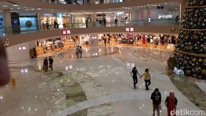Banyak warga Surabaya yang menyempatkan berburu diskon akhir tahun di tengah pandemi COVID-19. Mereka shopping sampai pukul 20.00 WIB.