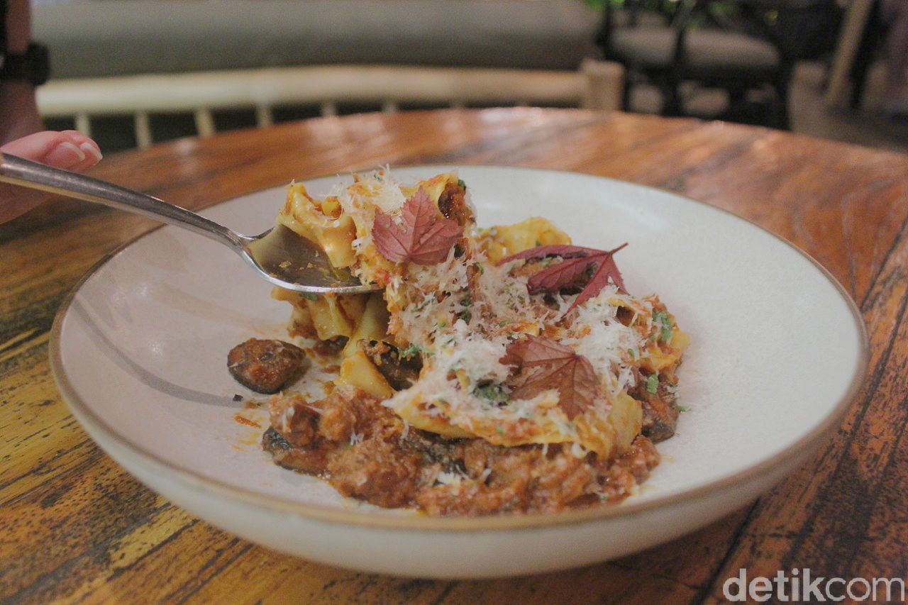 Mano Beach House : Segarnya Sashimi Tuna dan Pasta Homemade di Tepian Laut