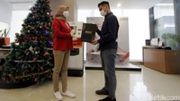 Pegawai juga menyerahkan souvenir Natal dan tahun baru kepada nasabah pada operasional terbatas kali ini.