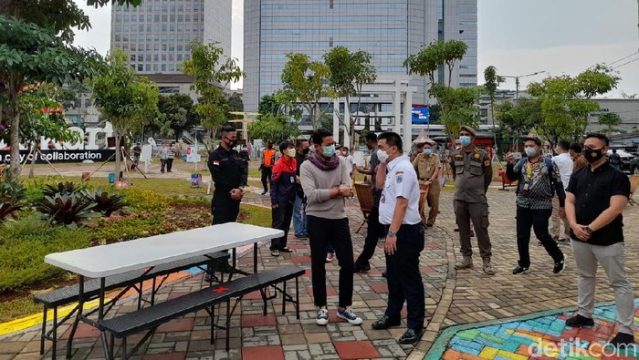 Wagub DKI Ahmad Riza Patria dan Menparekraf Sandiaga Uno saat bertemu di Thamrin 10 (Tiara Aliya/detikcom)