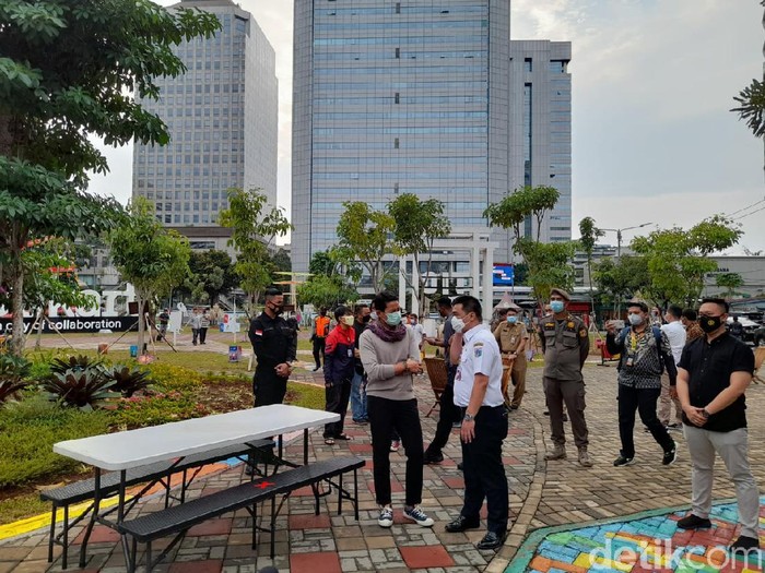 Menprarekraf Sandiaga Uno dan Wagub DKI Jakarta Ahmad Riza Patria di Thamrin 10