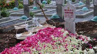 Tabur bunga dilakukan di pusara terakhir.