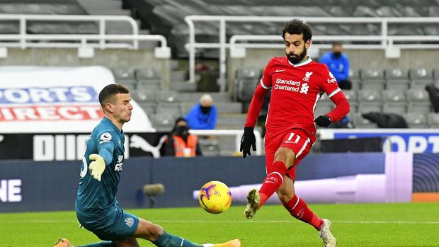 Newcastle United vs Liverpool Newcastle's goalkeeper Karl Darlow saves a shot by Liverpool's Mohamed Salah during the English Premier League soccer match between Newcastle United and Liverpool at St James' Park stadium in Newcastle, England, Wednesday, Dec. 30, 2020. (Stu Forster/ Pool via AP)