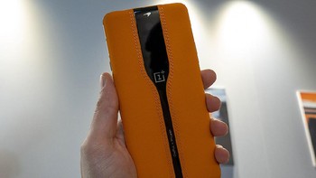 OnePlus memamerkan ponsel konsep Concept One dengan desain kamera belakang yang bisa menghilang saat tidak dipakai. Kamera belakang ponsel ini bisa disembunyikan berkat teknologi kaca elektrokromik. Foto: The Verge