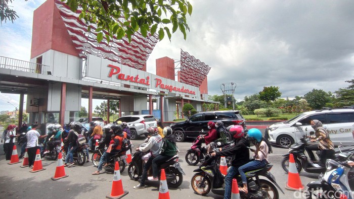 Pantai Pangandaran Ramai Wisatawan