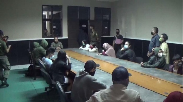 Pasangan bukan suami istri terjaring razia di Sumedang.