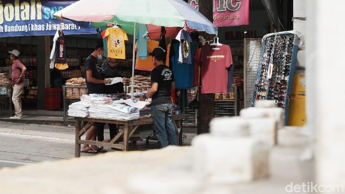 Pedagang kaos di Jalan Cihampelas Bandung.