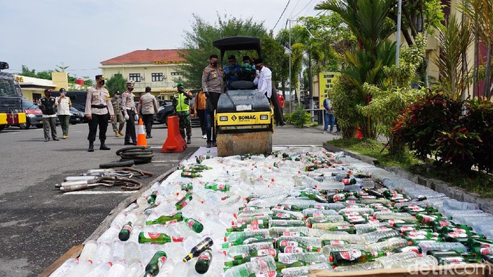 Ribuan botol miras yang akan diedarkan untuk pesta malam tahun baru di Mojokerto, disita dan dimusnahkan polisi. Petugas juga menyita 49,9 gram sabu dari 9 pengedar.