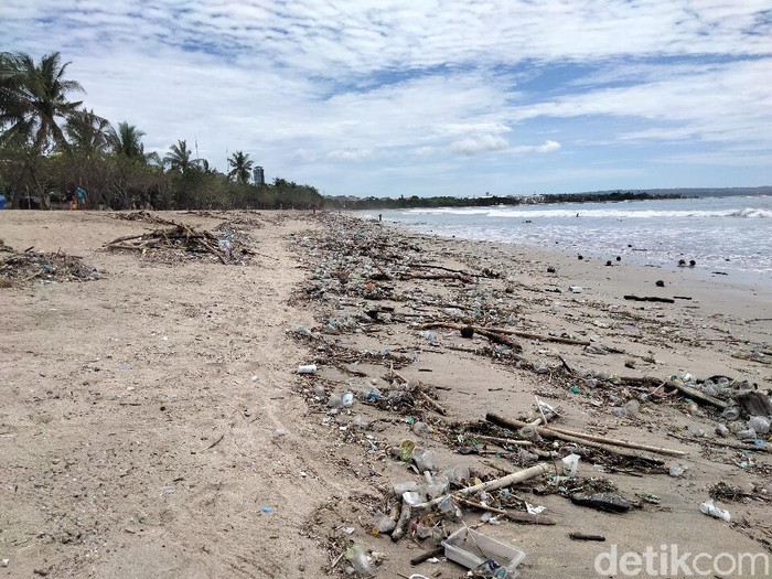 Penghujung Tahun 2020, Pantai Kuta Dipenuhi Sampah Terbawa Arus Laut (Angga Riza/detikcom)