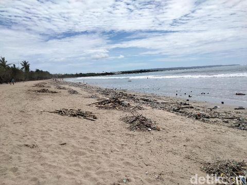Penghujung Tahun 2020, Pantai Kuta Dipenuhi Sampah Terbawa Arus Laut (Angga Riza/detikcom)