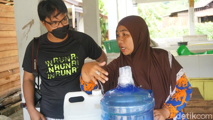 Penjual Madu di Pasar Lanjak