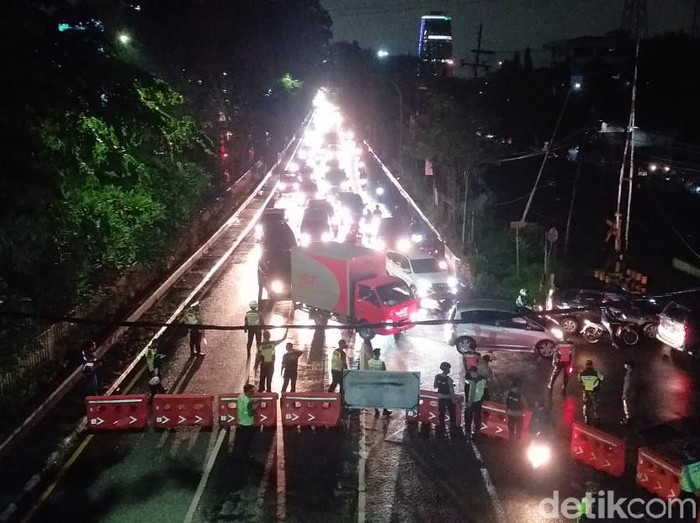 penyekatan bundaran waru