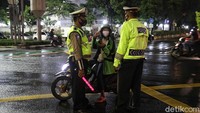 Petugas bergaja dengan ketat.
