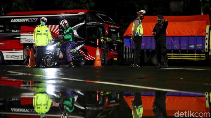 Perempatan Jalan Pamekasan-Imam Bonjol ke Thamrin Disekat Petugas gabungan melakukan penyekatan di perempatan Jalan Pamekasan dan Imam Bonjol yang mengarah ke Thamrin-Sudirman, Jakarta Pusat.