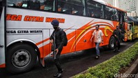 Mereka tampil bersenjata lengkap.