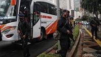 Pasukan Brimob Jambi tiba di Bundaran Hotel Indonesia, Jakarta Pusat, Kamis (31/12).