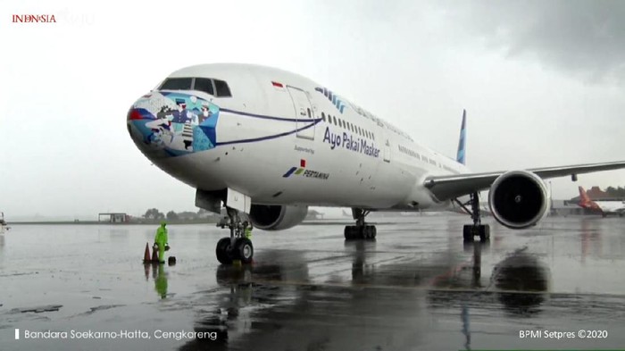 Pesawat Garuda Indonesia yang membawa 1,8 juta vaksin tambahan Sinovac tiba di RI (YouTube Sekretariat Presiden)