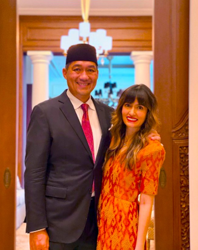 9. Bianca Adinegoro Bianca juga sempat jadi perbincangan setelah suaminya dilantik sebagai Menteri Perdagangan di Kabinet Indonesia Maju. Menjadi Ibu Menteri Perdagangan, wanita yang juga model di era 90an ini terlihat menawan. Selain pernah menghiasi catwalk dan majalah, ia pernah eksis sebagai VJ MTS di 1997. Foto: Instagram bianca.alinda