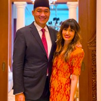 9. Bianca Adinegoro Bianca juga sempat jadi perbincangan setelah suaminya dilantik sebagai Menteri Perdagangan di Kabinet Indonesia Maju. Menjadi Ibu Menteri Perdagangan, wanita yang juga model di era 90an ini terlihat menawan. Selain pernah menghiasi catwalk dan majalah, ia pernah eksis sebagai VJ MTS di 1997. Foto: Instagram bianca.alinda