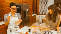Mengisi waktu di hari Jumat, Bianca dan Gaby Bakrie kompak baking tengah malam. Kira-kira mereka bikin apa ya? Foto: Instagram bianca.alinda